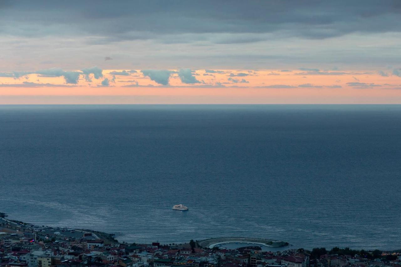 Radisson Blu Hotel Trabzon Eksteriør bilde View of the sea from the city