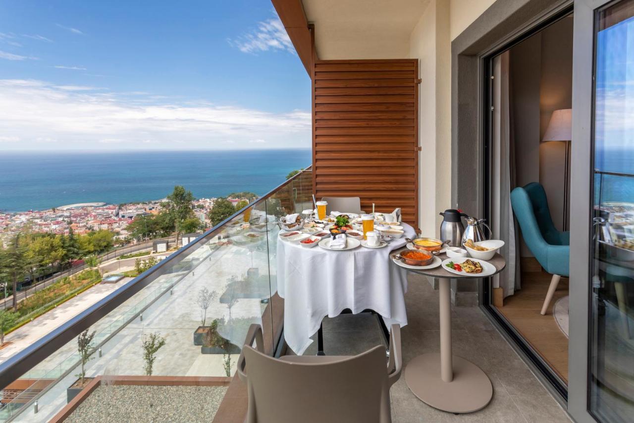 Radisson Blu Hotel Trabzon Eksteriør bilde A balcony at the hotel