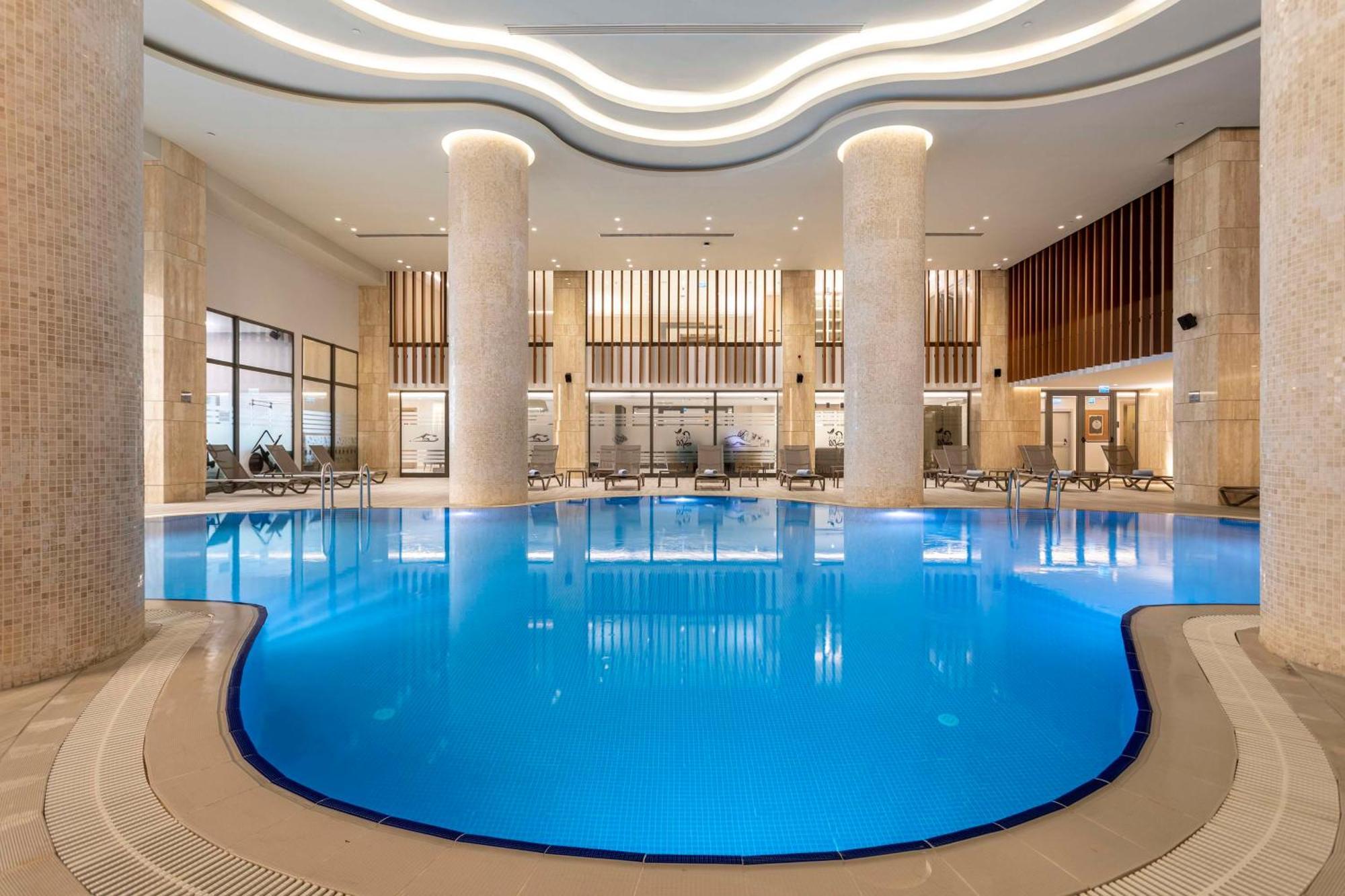 Radisson Blu Hotel Trabzon Eksteriør bilde The swimming pool at the hotel