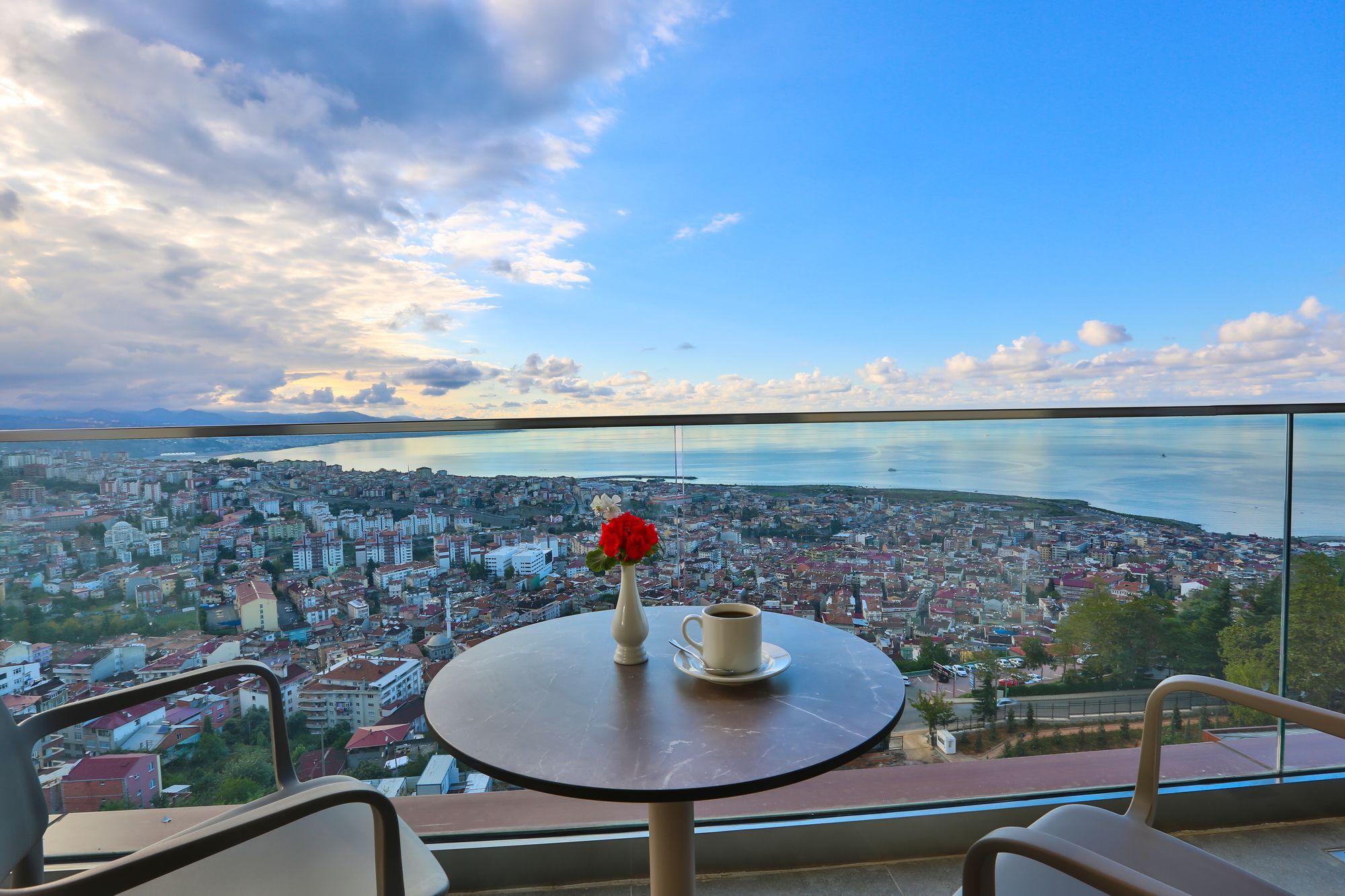 Radisson Blu Hotel Trabzon Eksteriør bilde View of the Gulf of İzmit from the restaurant